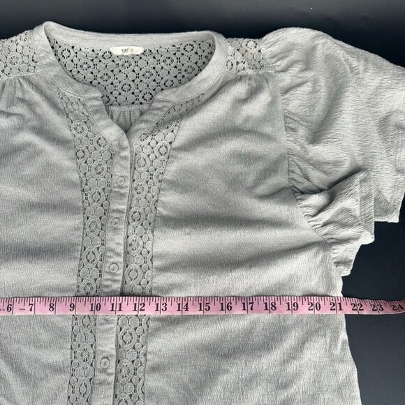 Easel Gray Short Sleeve Flutter Sleeve Size Medium Blouse Button - Picture 5 of 8